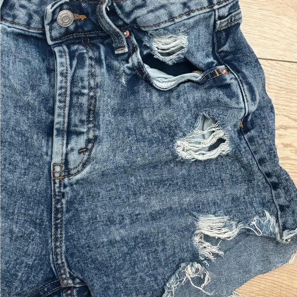 Wild Fable High Rise Distressed Denim Shorts Size 6 - Picture 3 of 7